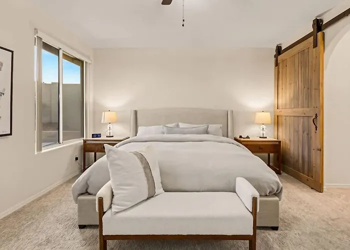 Holiday home 3br Hilltop Oasis With Pool Hot Tub & Mountain Views