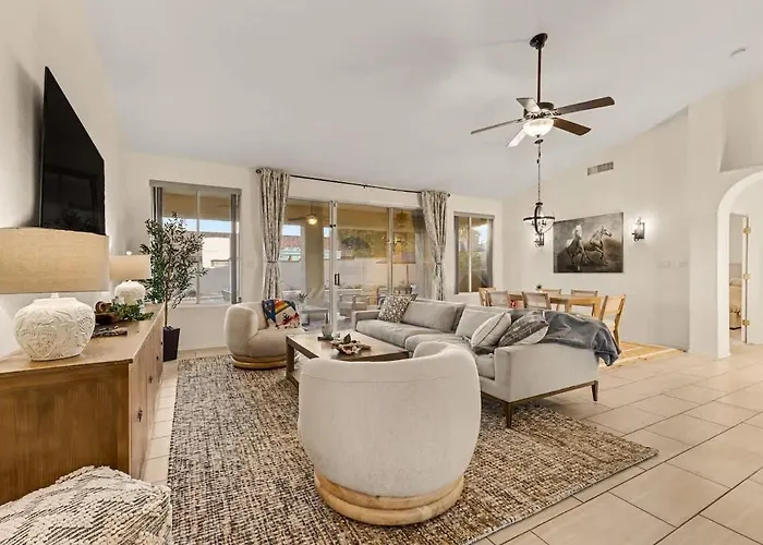 Holiday home 3br Hilltop Oasis With Pool Hot Tub & Mountain Views *