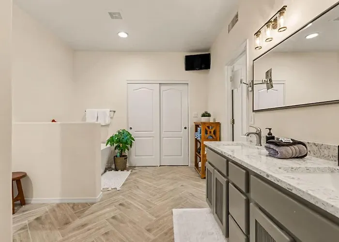 3br Hilltop Oasis With Pool Hot Tub & Mountain Views Holiday home *