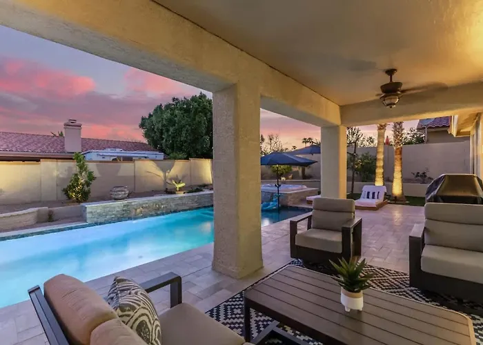 3br Hilltop Oasis With Pool Hot Tub & Mountain Views Holiday home *