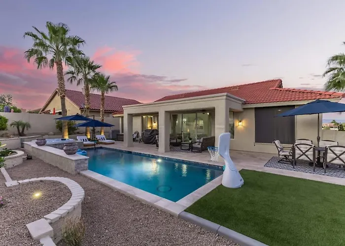 3br Hilltop Oasis With Pool Hot Tub & Mountain Views Holiday home