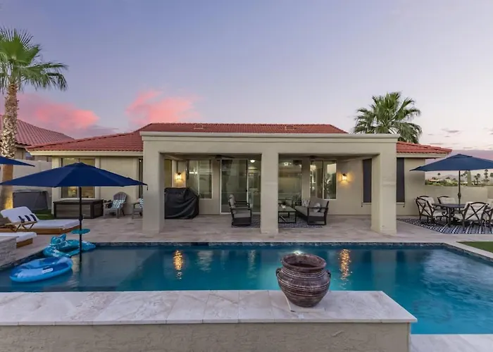 Holiday home 3br Hilltop Oasis With Pool Hot Tub & Mountain Views
