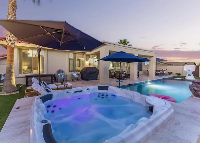 3br Hilltop Oasis With Pool Hot Tub & Mountain Views Holiday home