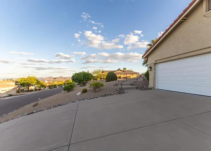 Holiday home 3br Hilltop Oasis With Pool Hot Tub & Mountain Views *